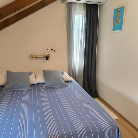Lando Villa *